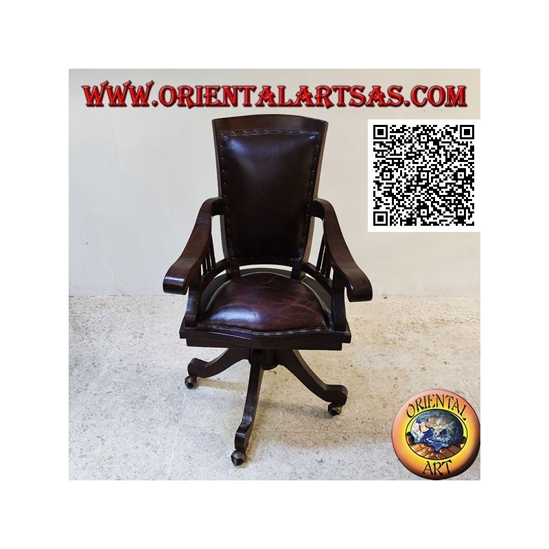 Sillón de oficina en madera de teca con asiento tapizado y respaldo tapizado en cuero y ruedas