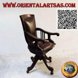 Fauteuil de bureau en bois de teck avec assise et dossier rembourrés en cuir et roues