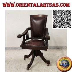 Fauteuil de bureau en bois de teck avec assise et dossier rembourrés en cuir et roues