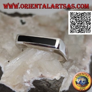 Bague en argent avec onyx rectangulaire étroit au ras du bord sur un cadre lisse épais