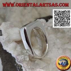 Anillo de plata con ónix rectangular estrecho al ras con el borde en un marco liso grueso