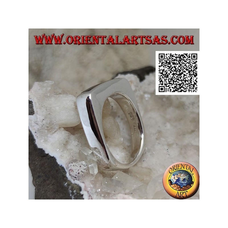 Anillo de plata con ónix rectangular estrecho al ras con el borde en un marco liso grueso