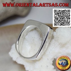 Anillo de plata con ónix rectangular estrecho al ras con el borde en un marco liso grueso