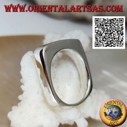 Silberring mit schmalem rechteckigem Onyx bündig mit der Kante auf einem dicken glatten Rahmen