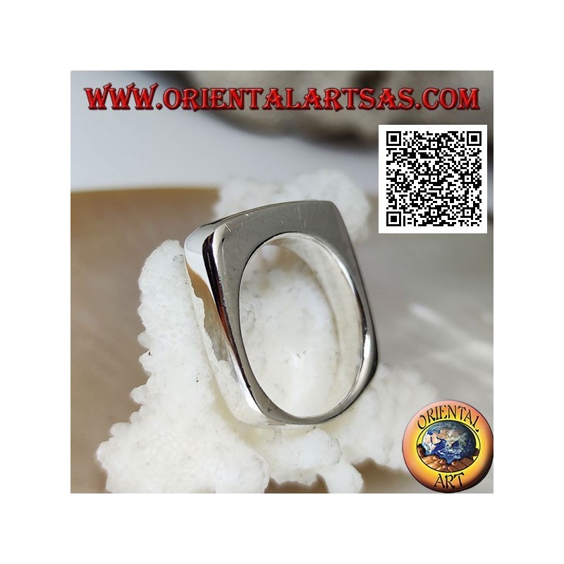 Anillo de plata con ónix rectangular estrecho al ras con el borde en un marco liso grueso