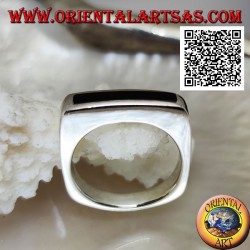 Anillo de plata con ónix rectangular estrecho al ras con el borde en un marco liso grueso