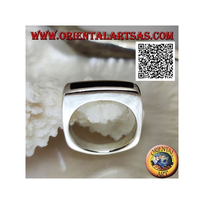 Silberring mit schmalem rechteckigem Onyx bündig mit der Kante auf einem dicken glatten Rahmen