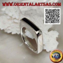 Silberring mit schmalem rechteckigem Onyx bündig mit der Kante auf einem dicken glatten Rahmen