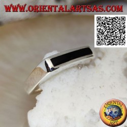 Silberring mit schmalem rechteckigem Onyx bündig mit der Kante auf einem dicken glatten Rahmen