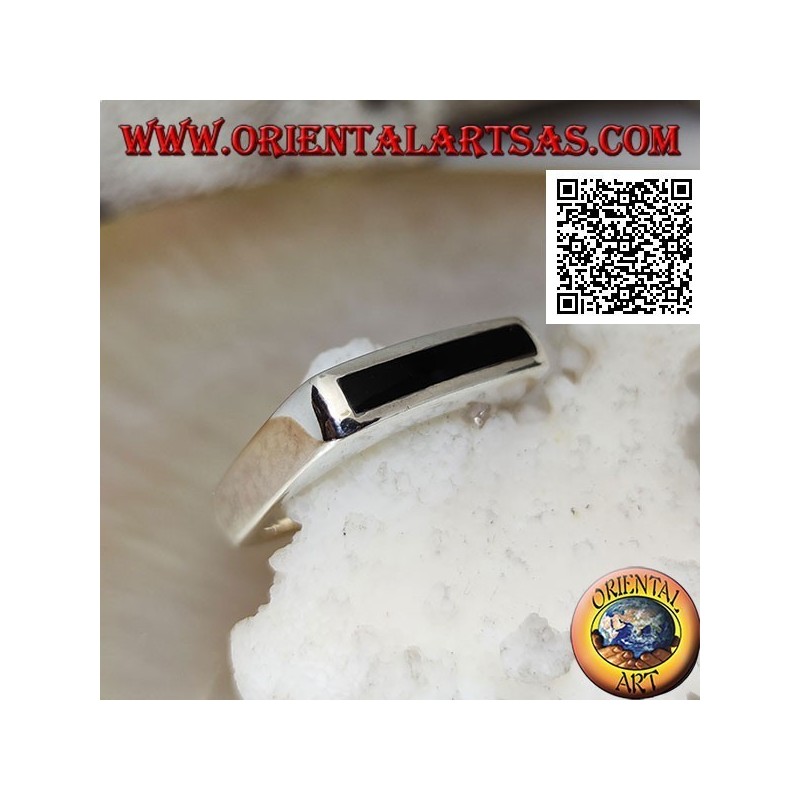 Bague en argent avec onyx rectangulaire étroit au ras du bord sur un cadre lisse épais
