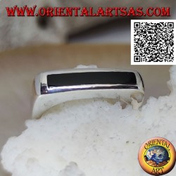 Anillo de plata con ónix rectangular estrecho al ras con el borde en un marco liso grueso
