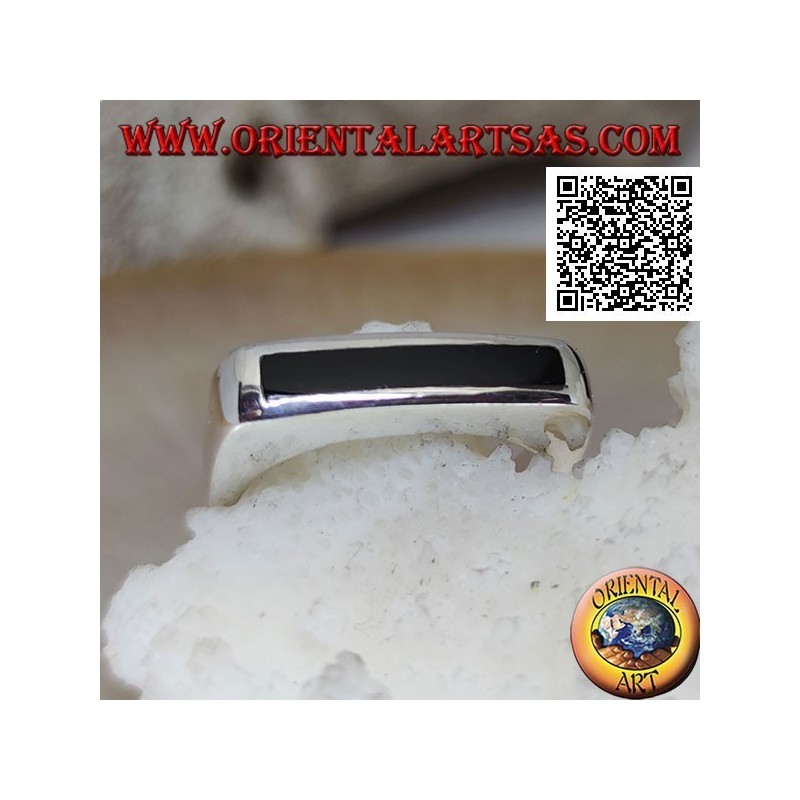 Anillo de plata con ónix rectangular estrecho al ras con el borde en un marco liso grueso