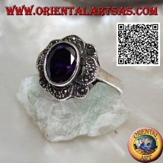 Anello in argento con zircone color ametista ovale contornato da fascette ondulate di marcassite