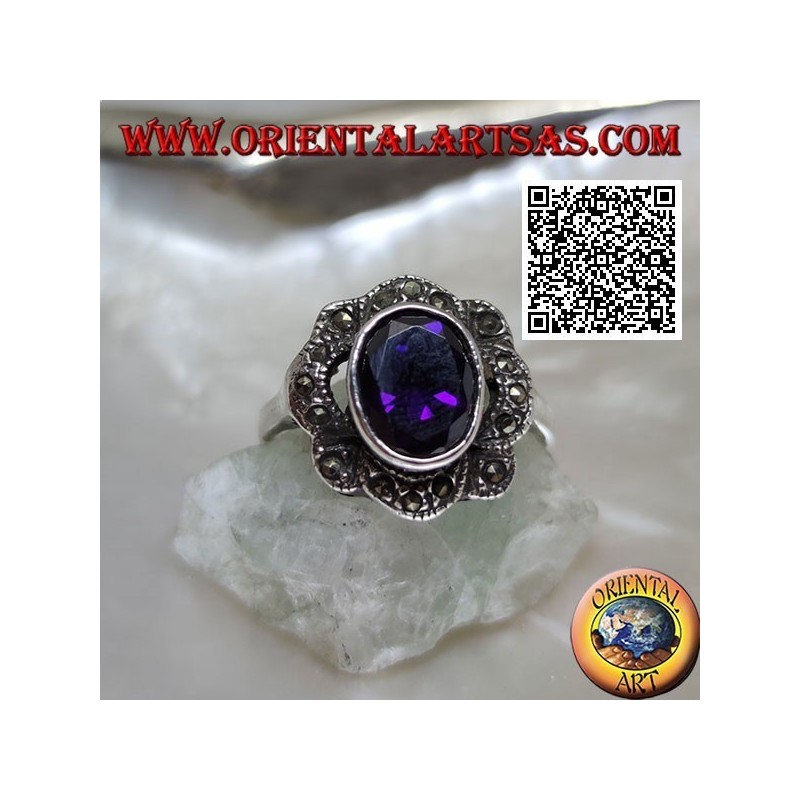 Anillo de plata con circonita ovalada color amatista rodeada de tiras onduladas de marcasita