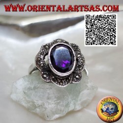 Silberring mit ovalem amethystfarbenem Zirkon, umgeben von gewellten Markasitbändern