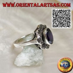 Bague en argent avec zircon ovale couleur améthyste entouré de bandes ondulées de marcassite