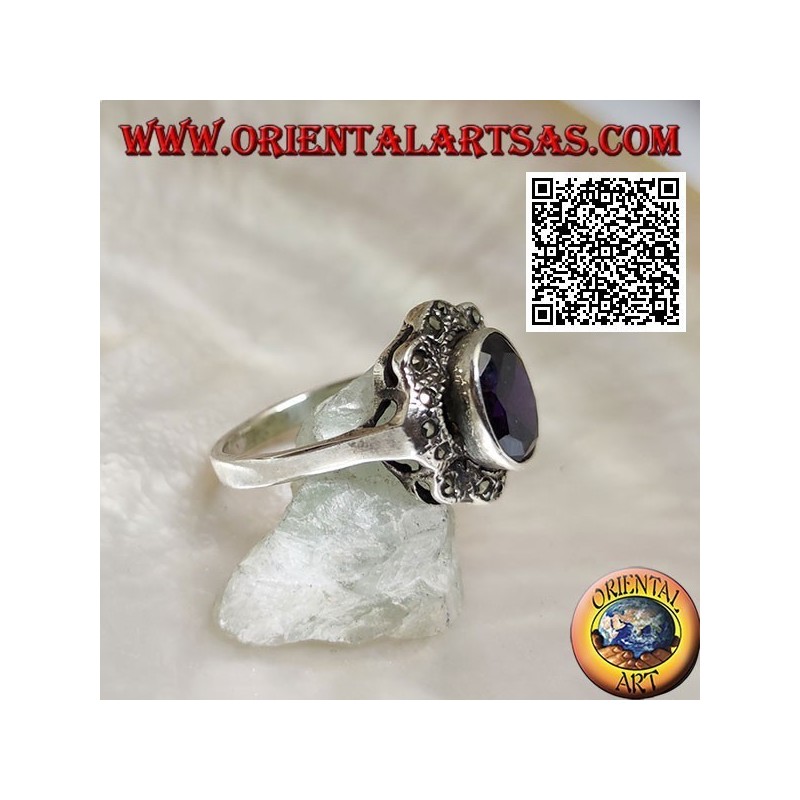 Anello in argento con zircone color ametista ovale contornato da fascette ondulate di marcassite