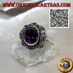 Silberring mit ovalem amethystfarbenem Zirkon, umgeben von gewellten Markasitbändern