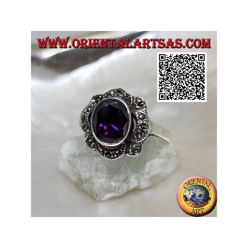 Anillo de plata con circonita ovalada color amatista rodeada de tiras onduladas de marcasita