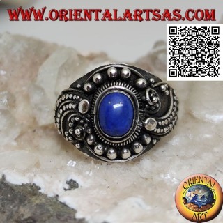 Anillo de plata con lapislázuli ovalado y decoración étnica con pedrería ondulada