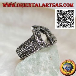 Silberbandring mit zentraler durchbohrter Flamme, besetzt mit Markasit