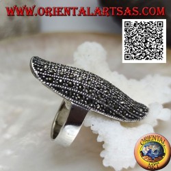 Anillo de plata en forma elíptica grande con un centro redondeado tachonado de marcasita