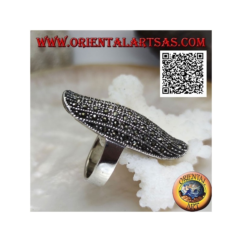 Bague en argent de grande forme elliptique avec un centre arrondi parsemé de marcassite
