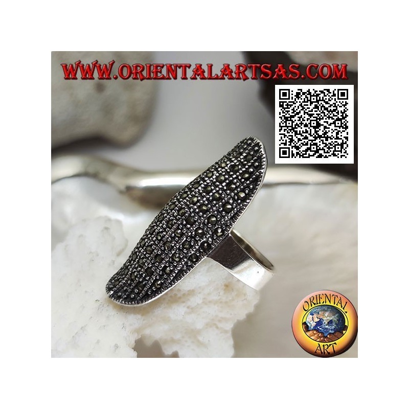 Anillo de plata en forma elíptica grande con un centro redondeado tachonado de marcasita
