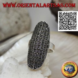 Anillo de plata en forma elíptica grande con un centro redondeado tachonado de marcasita