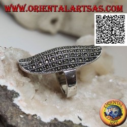 Bague en argent de grande forme elliptique avec un centre arrondi parsemé de marcassite
