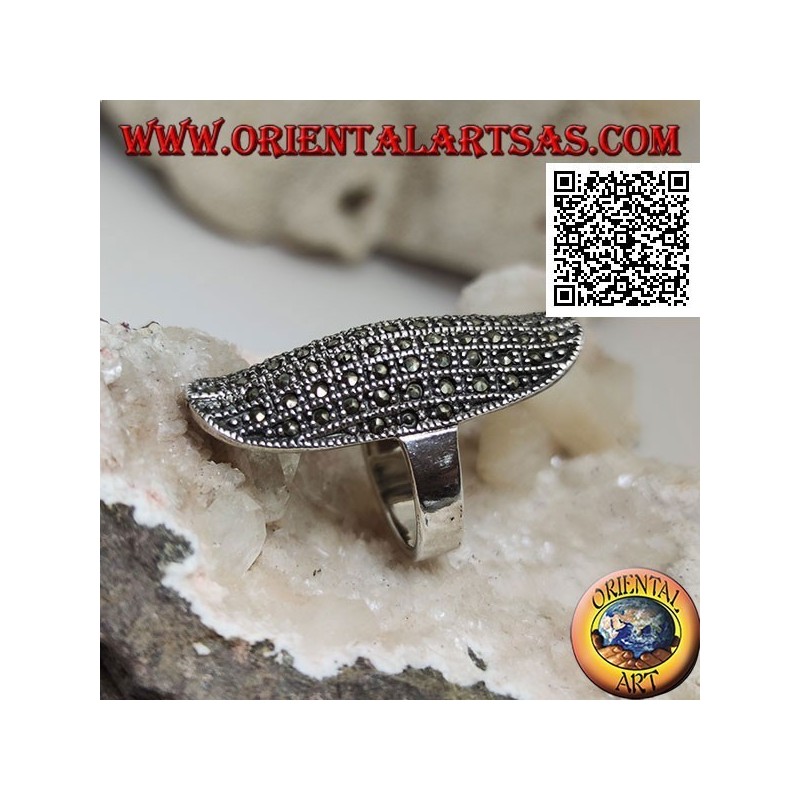Anillo de plata en forma elíptica grande con un centro redondeado tachonado de marcasita