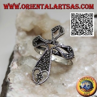 Bague en argent en forme de croix latine ajourée parsemée de marcassite