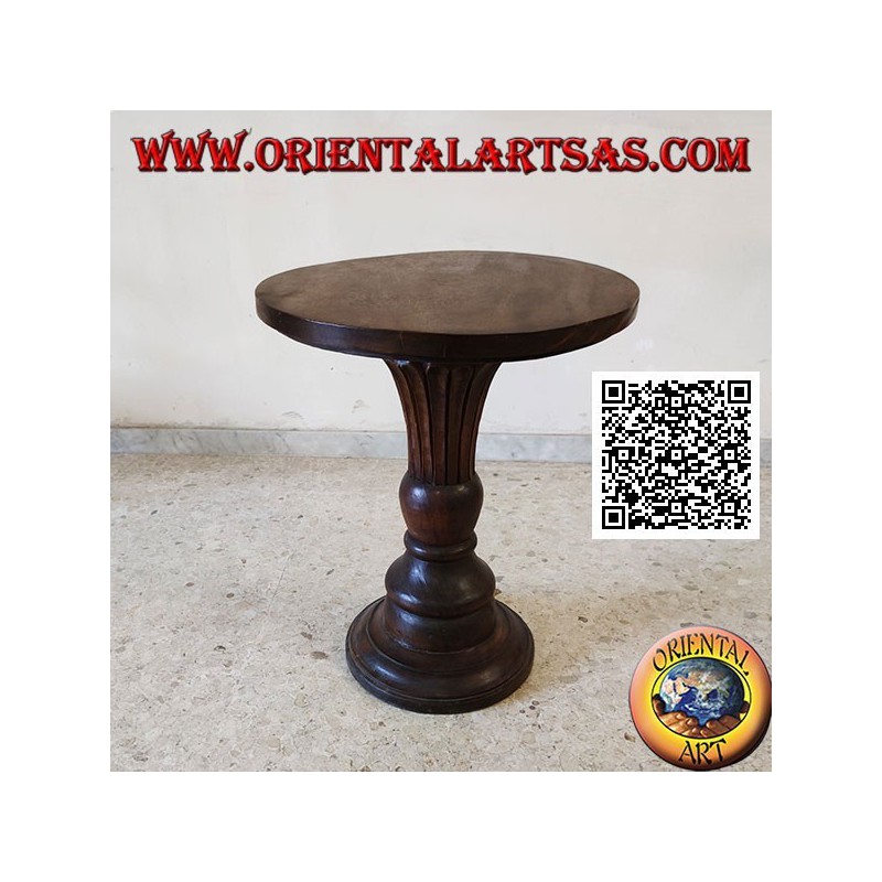 Runder Couchtisch mit blühender konischer Mittelbasis, handgeschnitzt in Teakholz (72 cm)