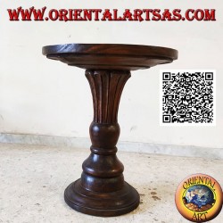 Table basse ronde avec piètement central conique fleuri sculpté à la main en bois de teck (72 cm)