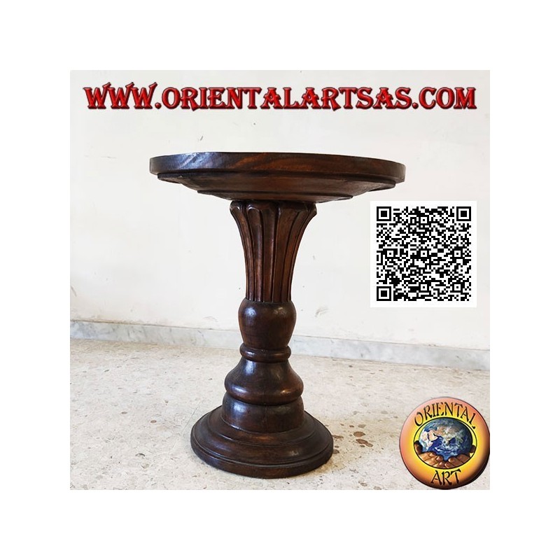 Runder Couchtisch mit blühender konischer Mittelbasis, handgeschnitzt in Teakholz (72 cm)