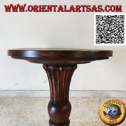 Table basse ronde avec piètement central conique fleuri sculpté à la main en bois de teck (72 cm)