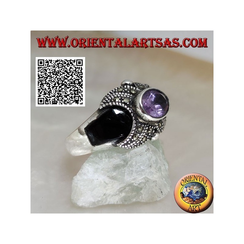 Anillo de plata con amatista natural ovalada en cruz tachonada de marcasita y ónix en los lados