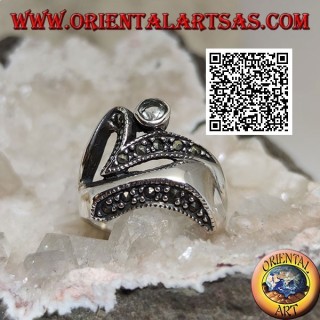 Bague en argent de forme abstraite dans un style futuriste avec des parties de marcassite et d'aigue-marine ronde