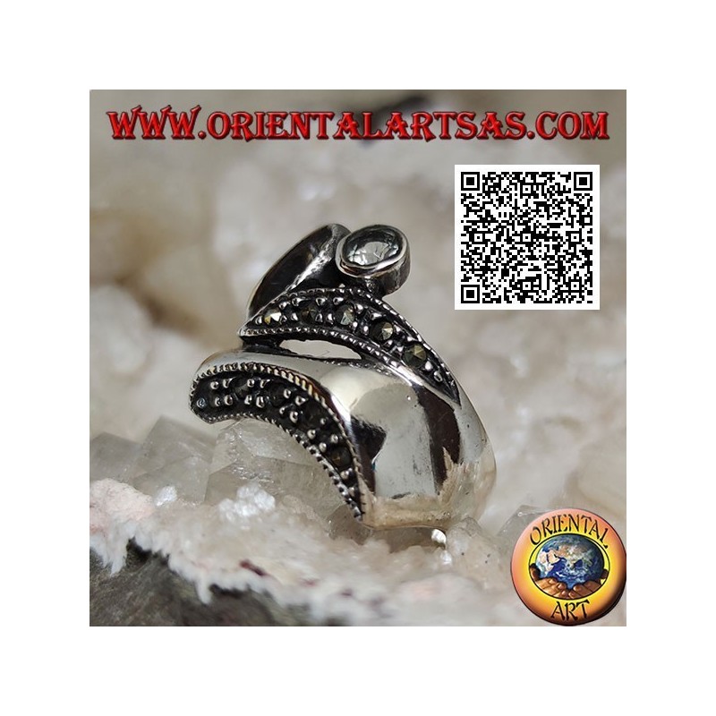 Anello in argento di forma astratta in stile futuristico con parti di marcassite e acquamarina tonda