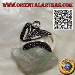 Bague en argent de forme abstraite dans un style futuriste avec des parties de marcassite et d'aigue-marine ronde