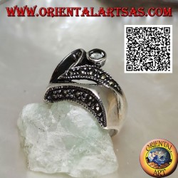 Bague en argent de forme abstraite dans un style futuriste avec des parties de marcassite et d'aigue-marine ronde