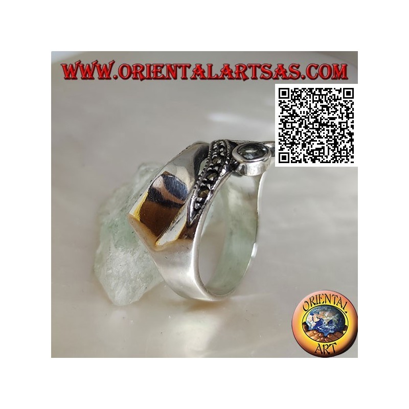 Bague en argent de forme abstraite dans un style futuriste avec des parties de marcassite et d'aigue-marine ronde