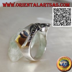 Bague en argent de forme abstraite dans un style futuriste avec des parties de marcassite et d'aigue-marine ronde