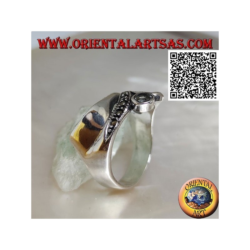Anello in argento di forma astratta in stile futuristico con parti di marcassite e acquamarina tonda