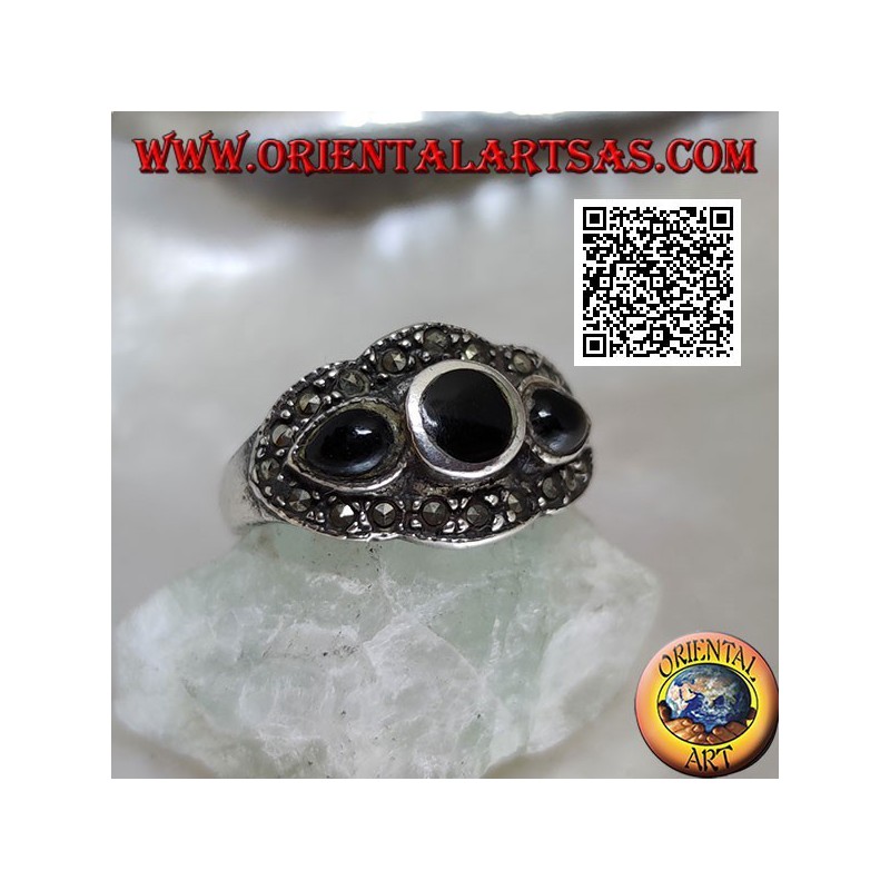 Bague en argent avec onyx rond entre des gouttes d'onyx entourées de marcassite
