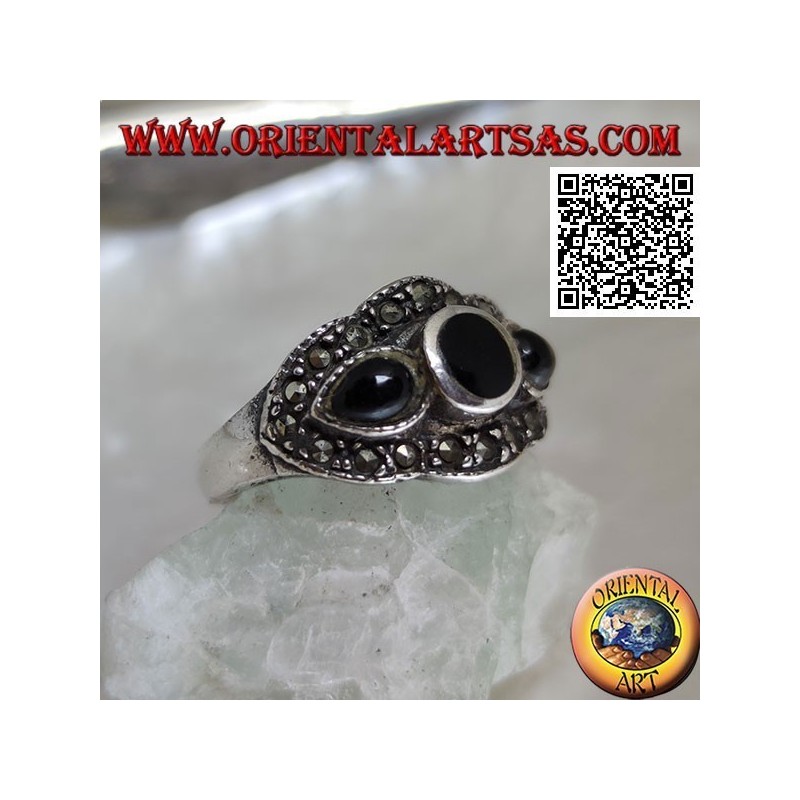 Bague en argent avec onyx rond entre des gouttes d'onyx entourées de marcassite
