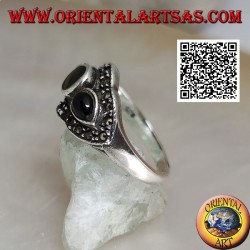 Anillo de plata con ónix redondo entre gotas de ónix rodeado de marcasita