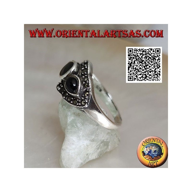 Silberring mit rundem Onyx zwischen Onyx-Tropfen, umgeben von Markasit