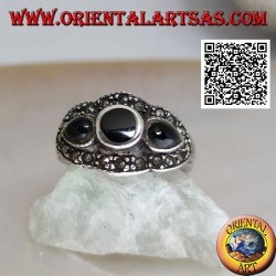 Anillo de plata con ónix redondo entre gotas de ónix rodeado de marcasita