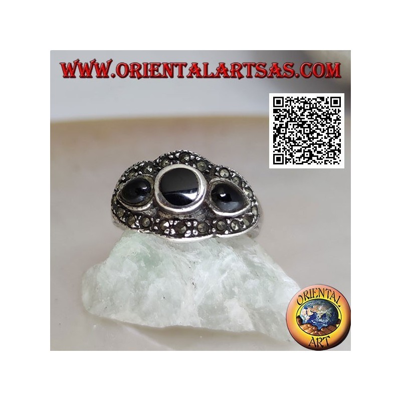 Anillo de plata con ónix redondo entre gotas de ónix rodeado de marcasita